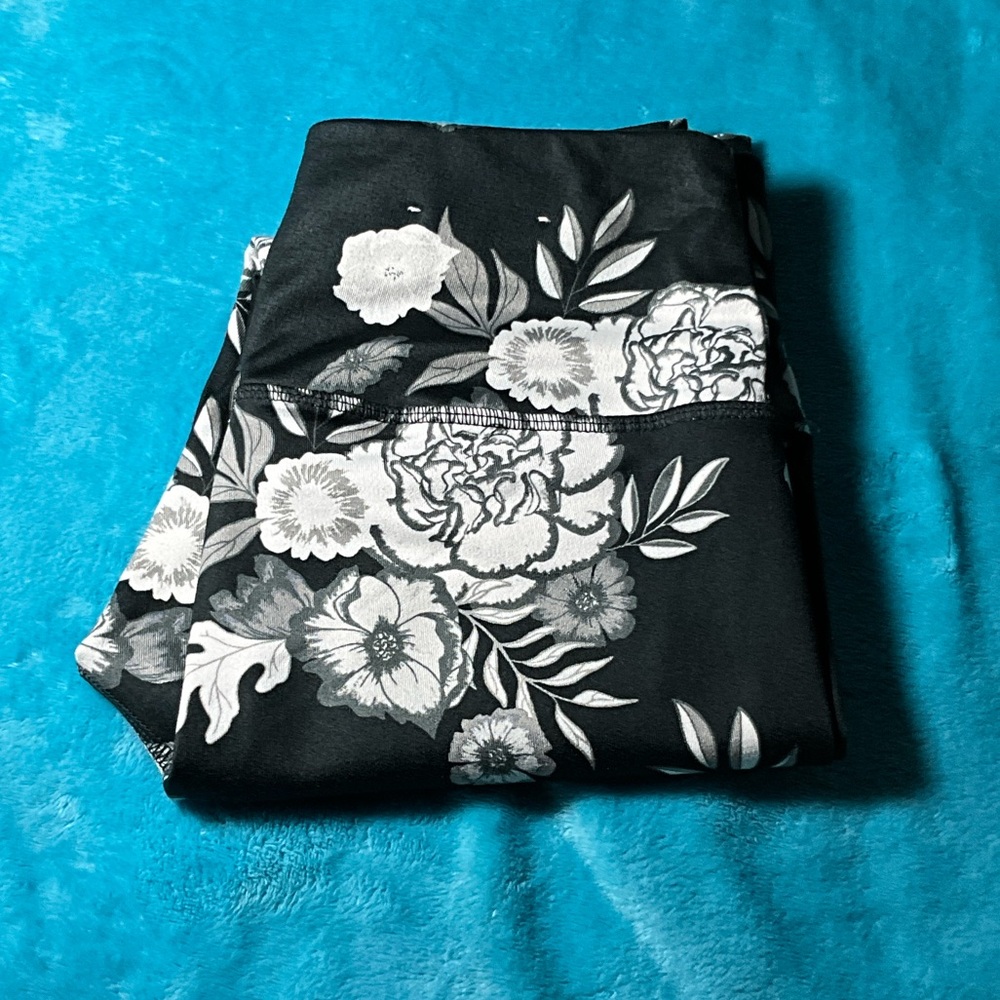 SO Monochrome Floral Leggings